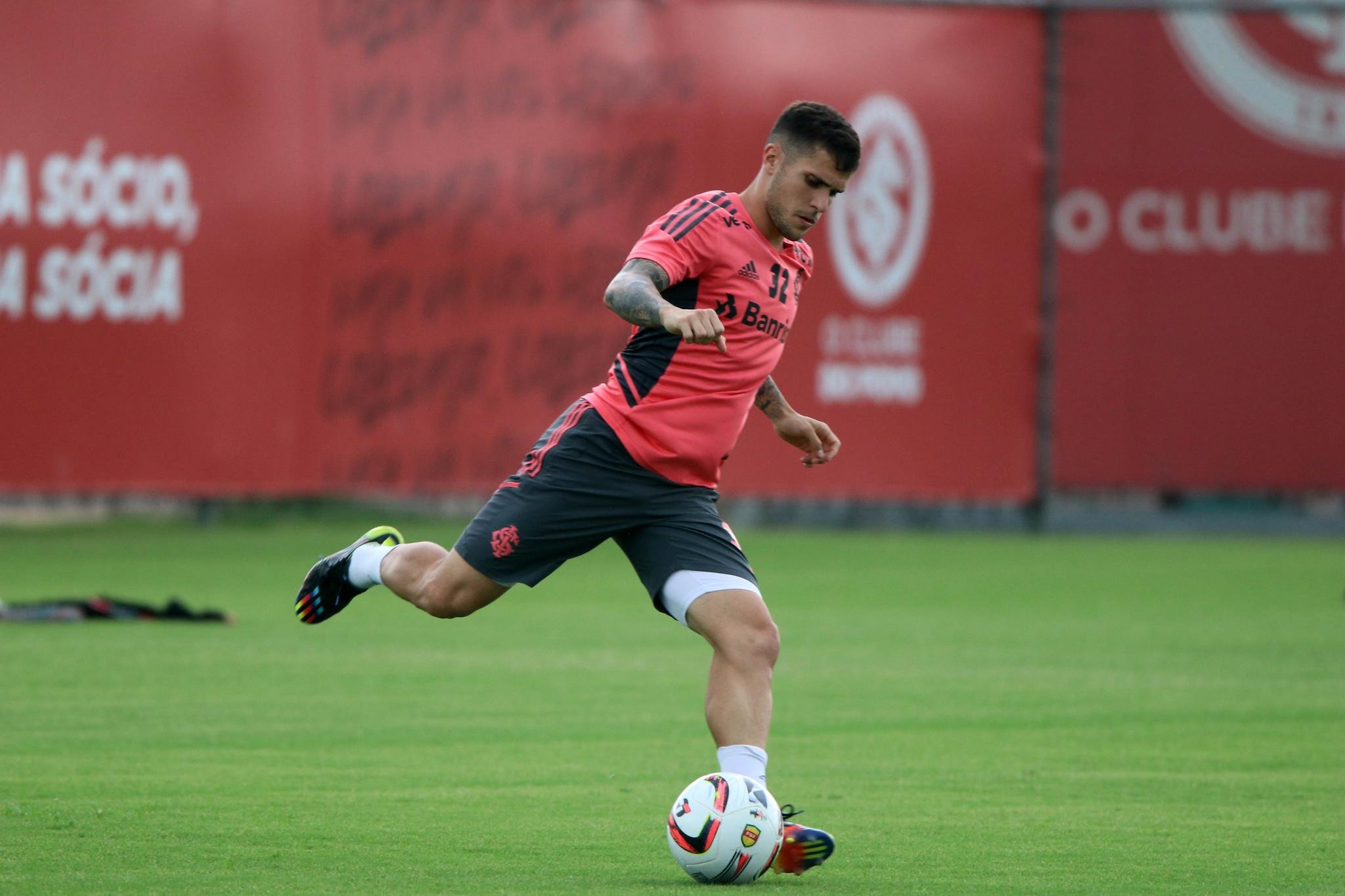 Bustos dever&aacute; voltar ao time titular contra o S&atilde;o Luiz