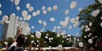 Balões brancos foram soltos para homenagear as 242 vítimas da tragédia na boate Kiss