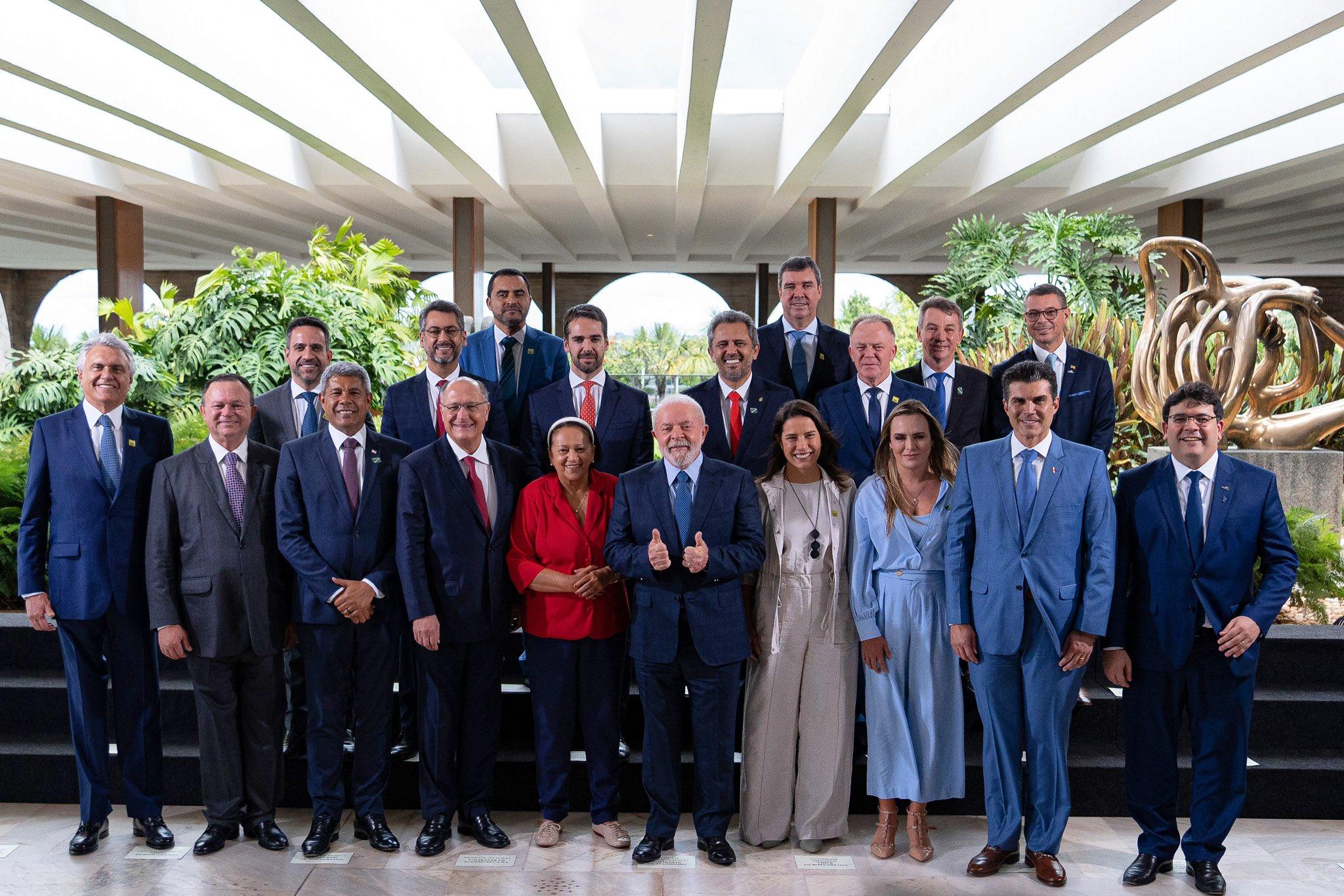 Ap&oacute;s reuni&atilde;o, alguns governadores almo&ccedil;aram com o presidente Lula