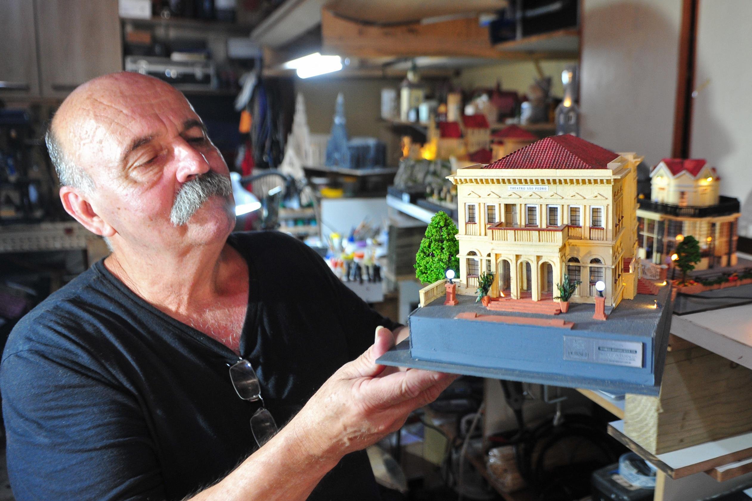 Paulo Dorsch mostra, orgulhoso, o diorama do Theatro S&atilde;o Pedro