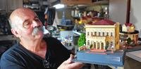 Paulo Dorsch mostra, orgulhoso, o diorama do Theatro São Pedro