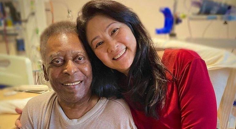 M&aacute;rcia Aoki ao lado de Pel&eacute; durante interna&ccedil;&atilde;o em 2021