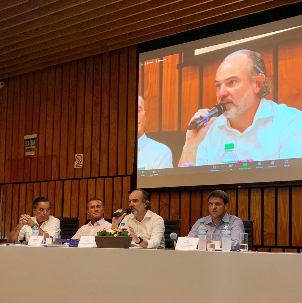 Ao microfone, o presidente da Federasul, Rodrigo Sousa Costa