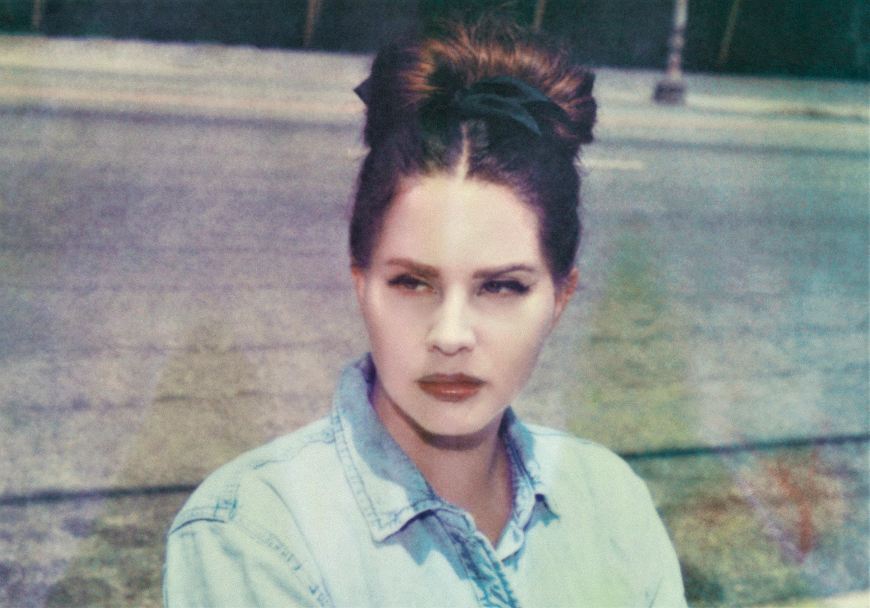 Lana Del Rey, &eacute; uma cantora, compositora e poetisa norte-americana