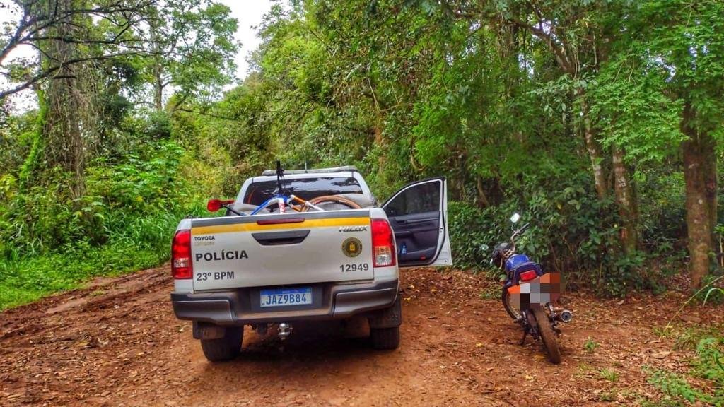 Policiais encontraram uma bicicleta Caloi Aro 29 e uma moto roubadas
