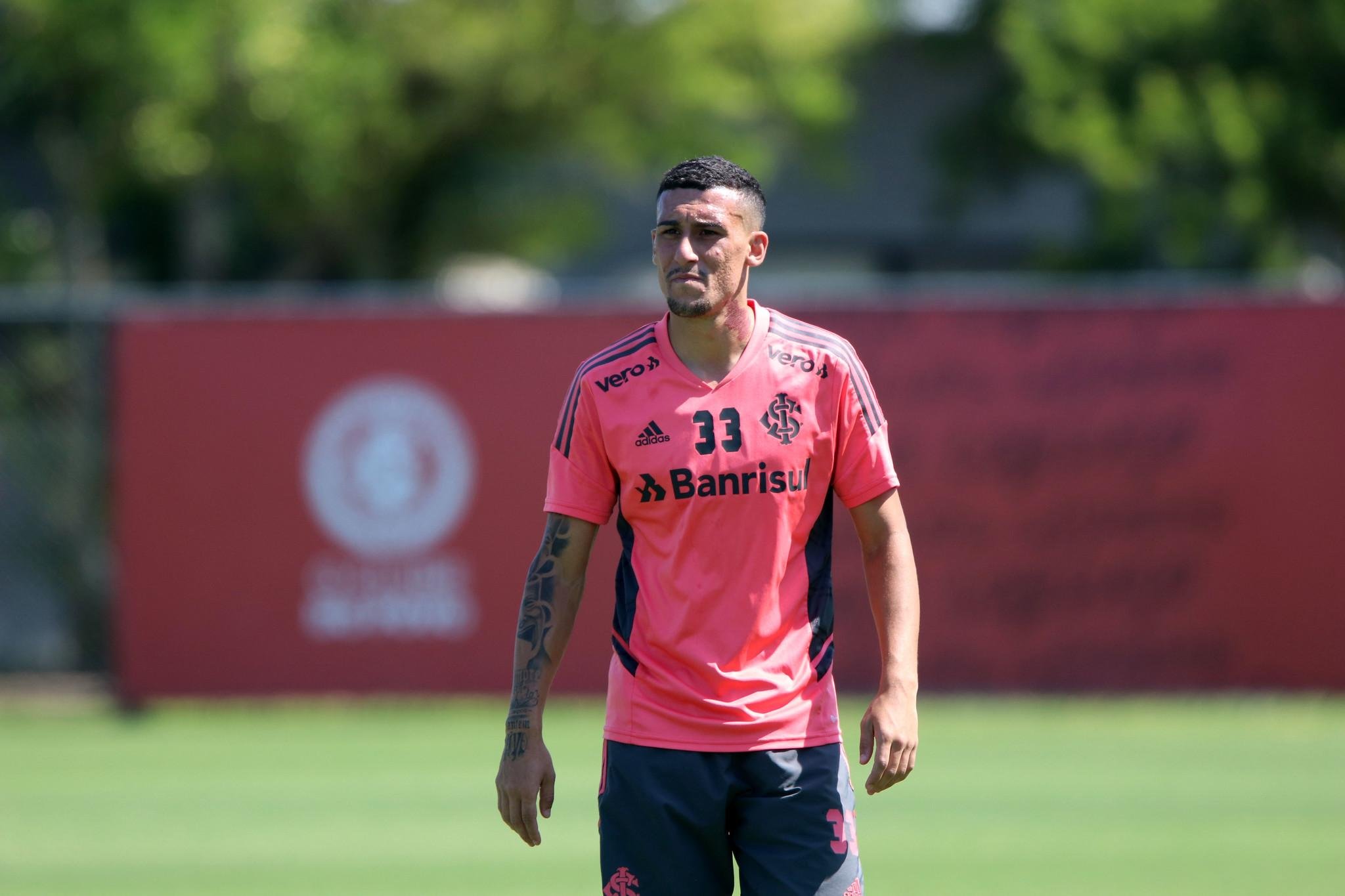 Gabriel Baralhas pode estrear com a camisa colorada