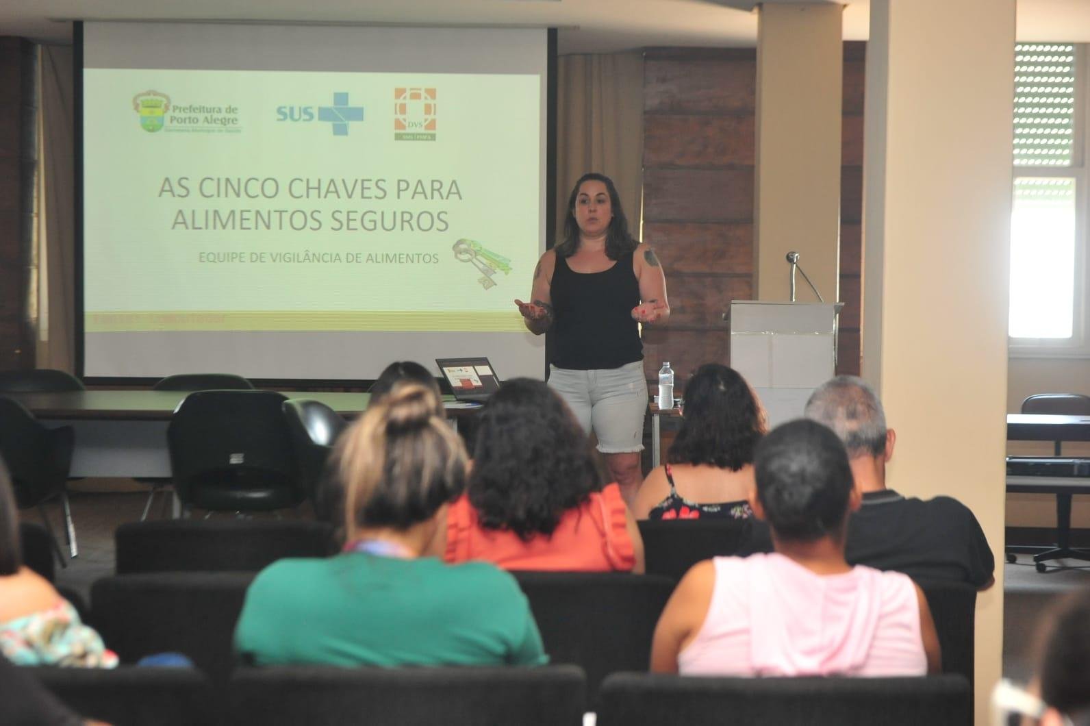 Nayara Poleto, chefe da EVA, foi a ministrante da capacita&ccedil;&atilde;o, ocorrido no audit&oacute;rio do Embarcadero