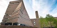 Inaugurada em 2016, a galeria externa do 10º andar do Tate Modern oferece uma vista panorâmica de Londres, a partir dela, também é possível ver os apartamentos dos denunciantes