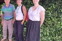 Pesquisadores Larissa (E) e Bruna com o produtor Teolindo Franzon, do município de Arvorezinha.