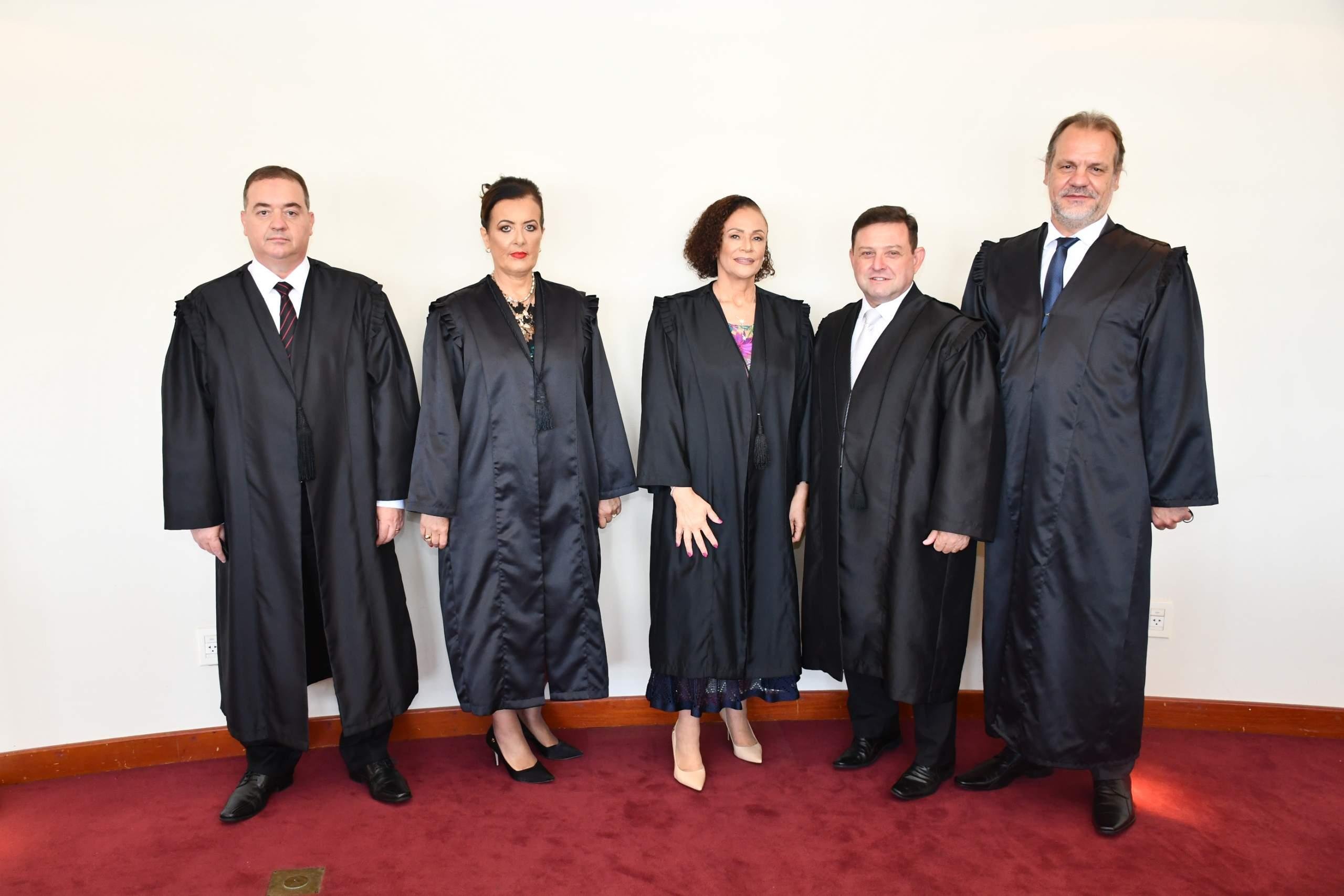 Presidente do TJ-RS, desembargadora Iris Helena Medeiros Nogueira (ao centro)