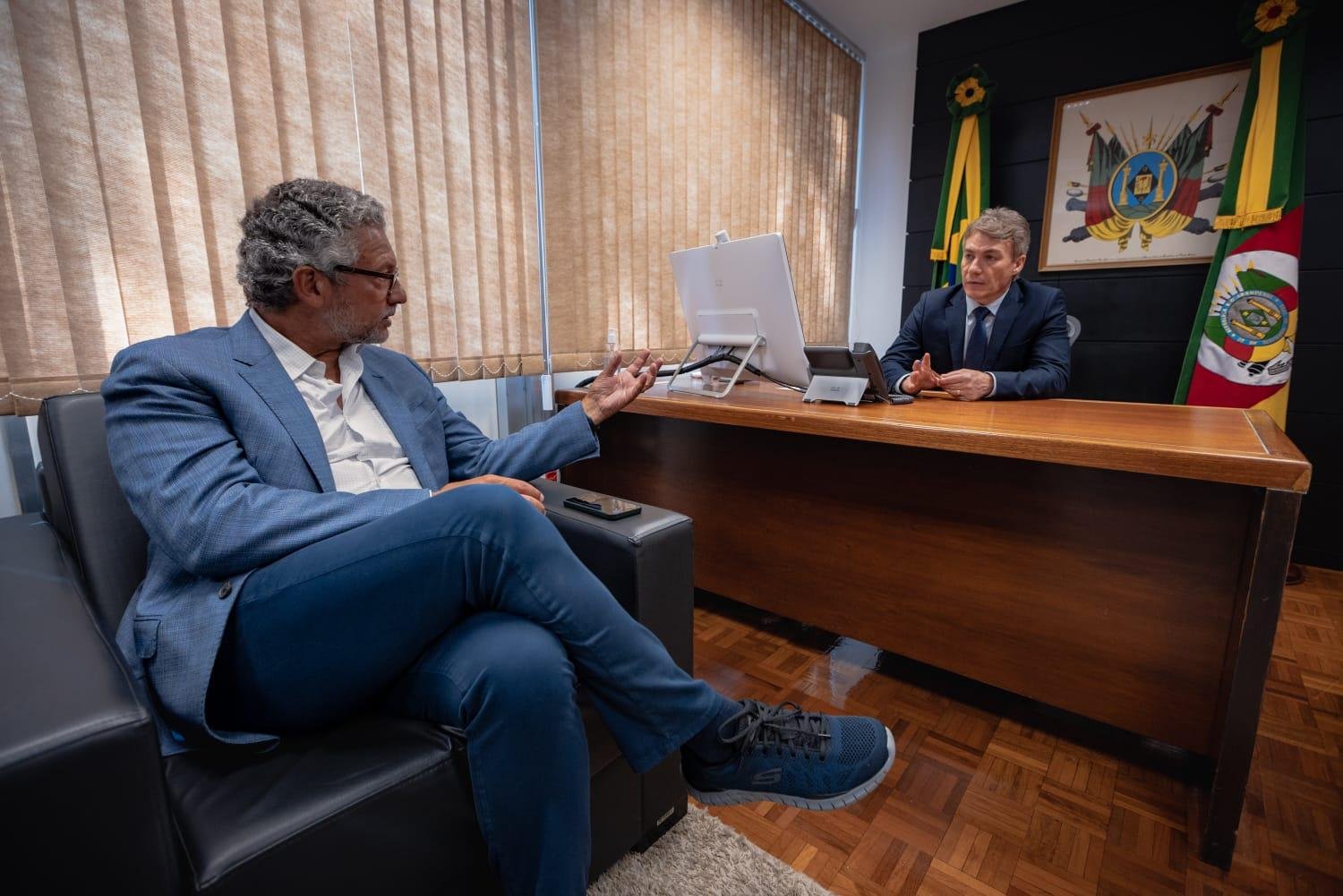 Antunes durante encontro com o presidente da AL, Vilmar Zanchin