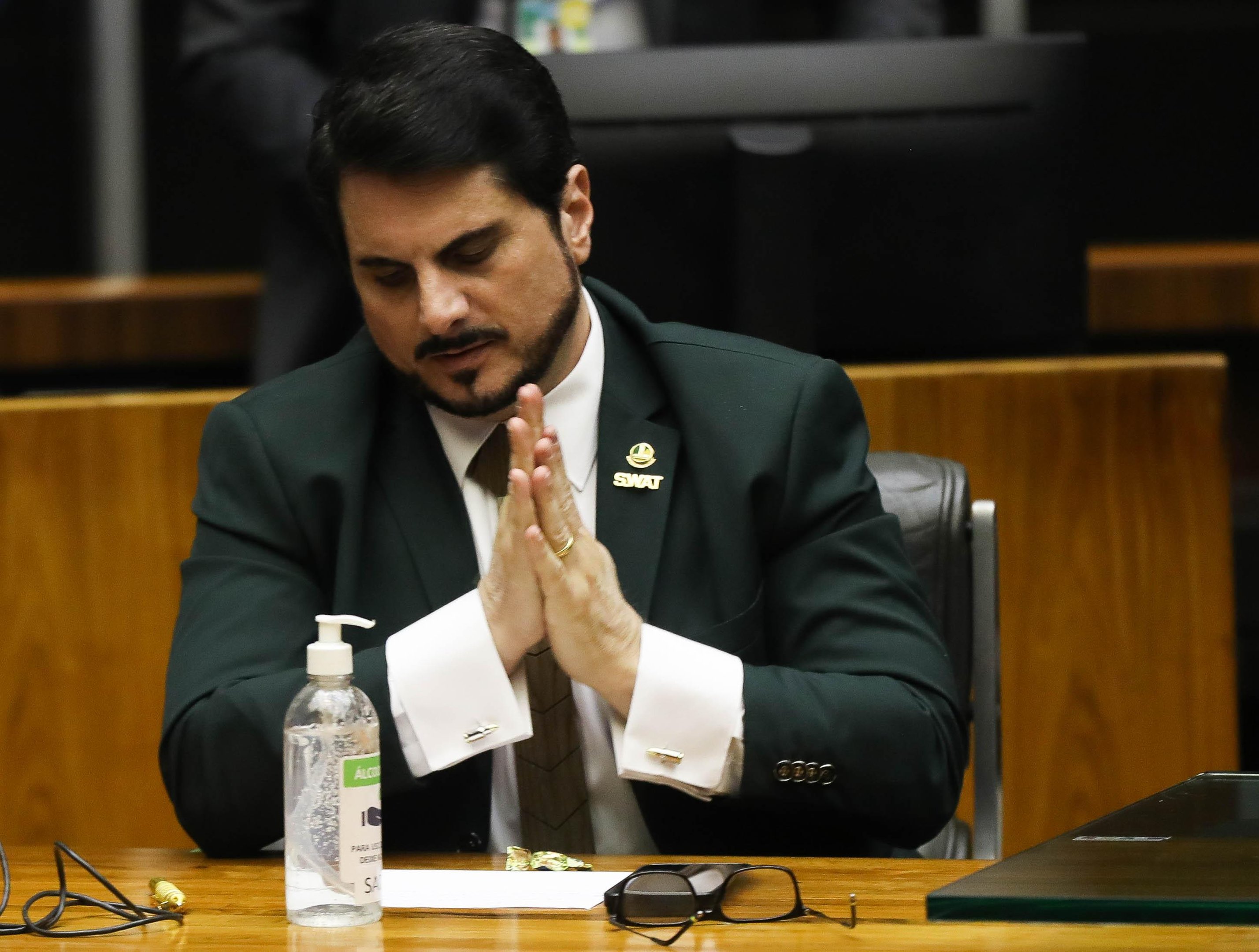 Senador entrou no pr&eacute;dio por volta das 16h30; declara&ccedil;&atilde;o est&aacute; marcado para 17h