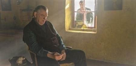 A afinad&iacute;ssima dupla Brendan Gleeson e Colin Farrell como Colm e P&aacute;draic em uma amizade que se deteriora