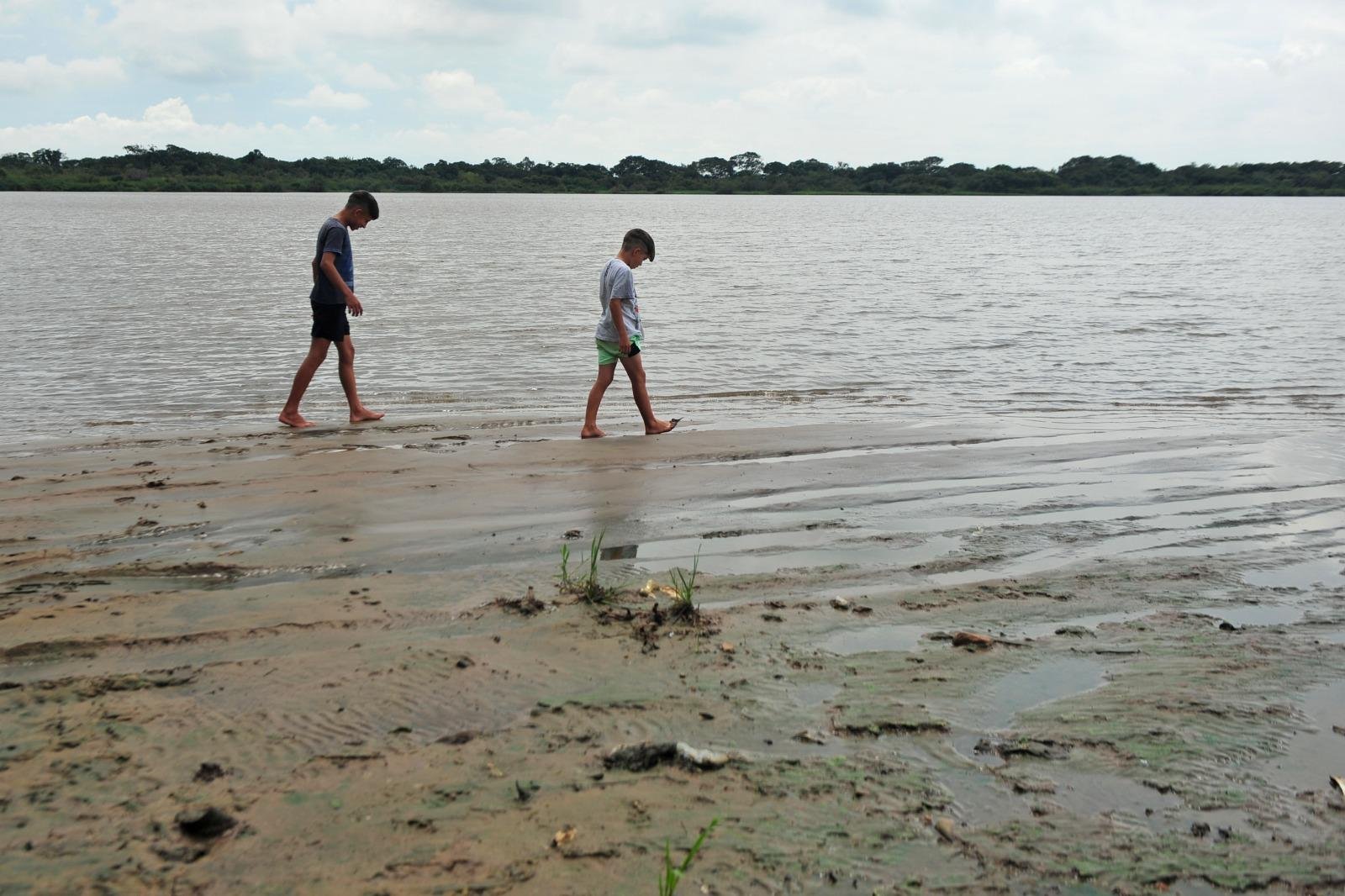 Praia de Sans Souci, em Eldorado do Sul, apresenta bancos de areia onde deveria haver &aacute;gua corrente