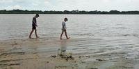 Praia de Sans Souci, em Eldorado do Sul, apresenta bancos de areia onde deveria haver água corrente
