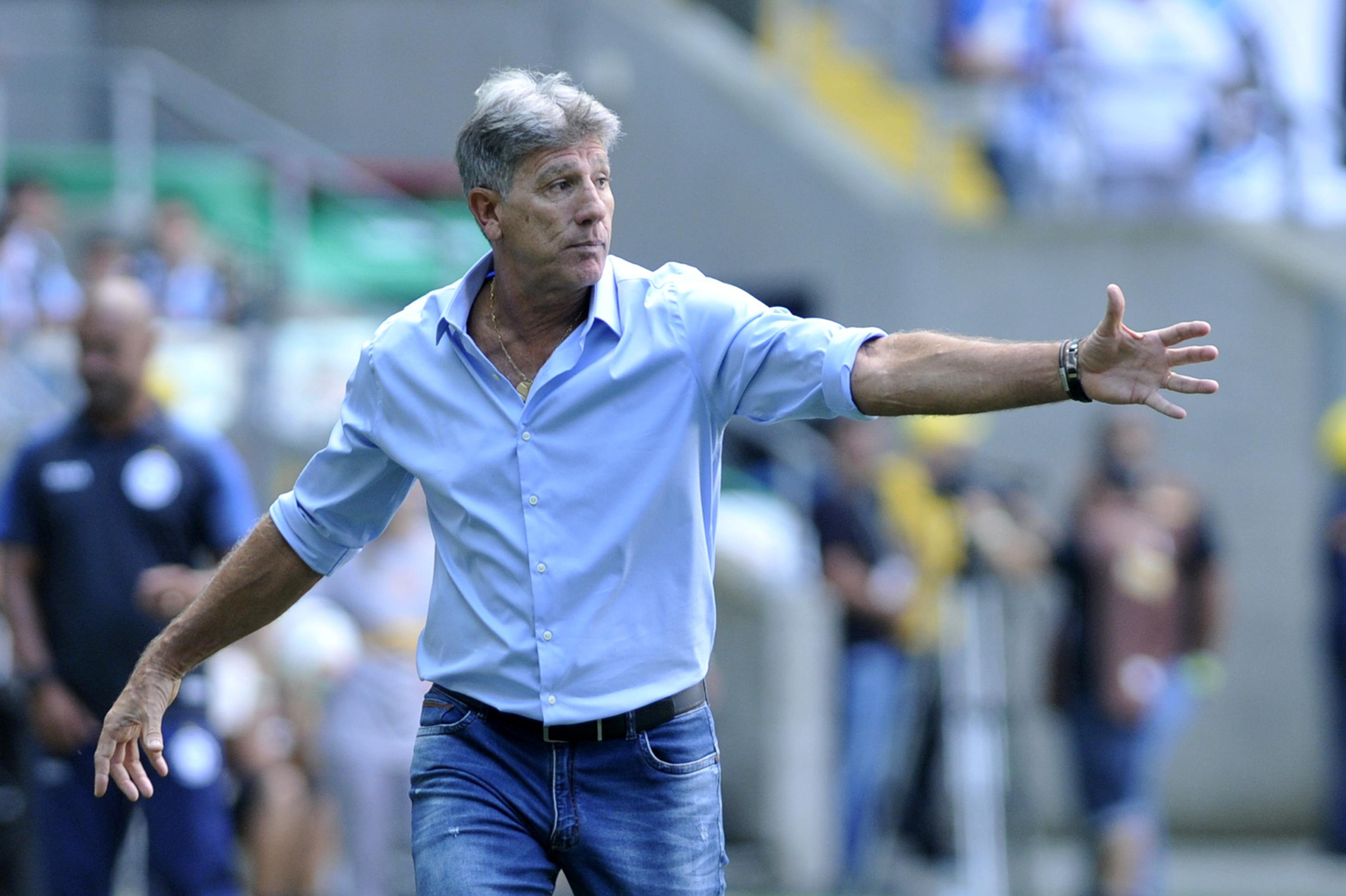 Treinador disse que est&aacute; dando oportunidade para todos