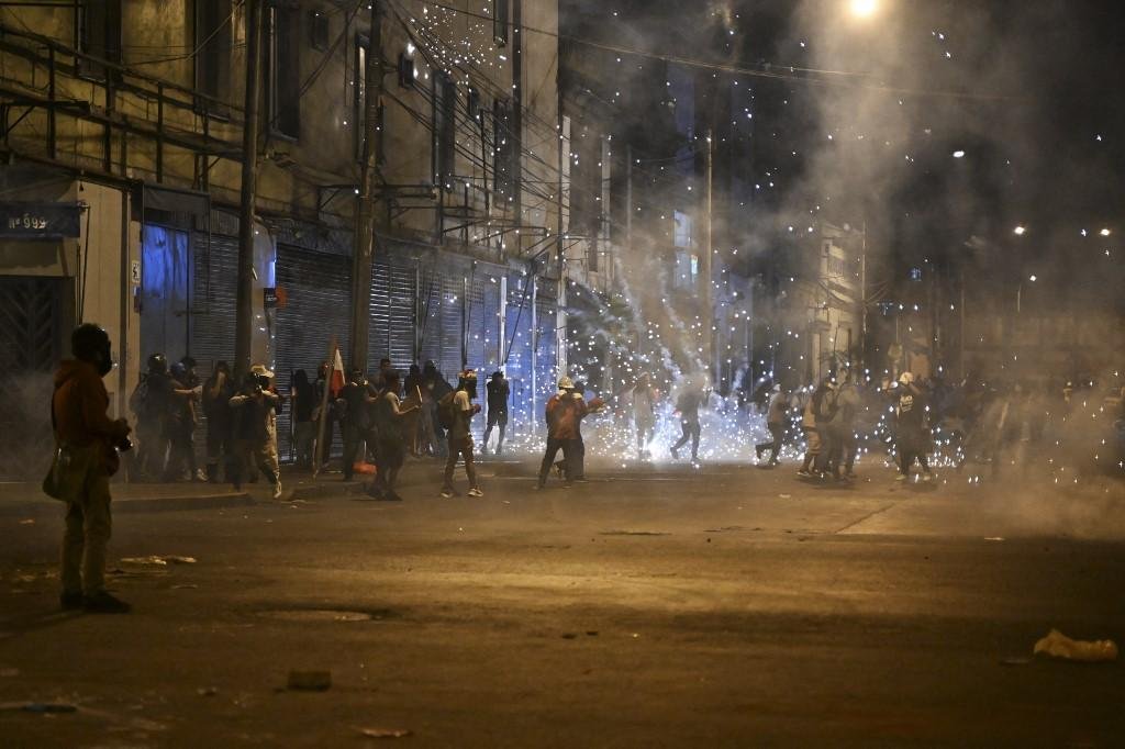 Protestos seguem em v&aacute;rios pontos