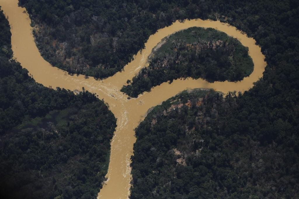 Percurso de barco em rio polu&iacute;do leva sete dias