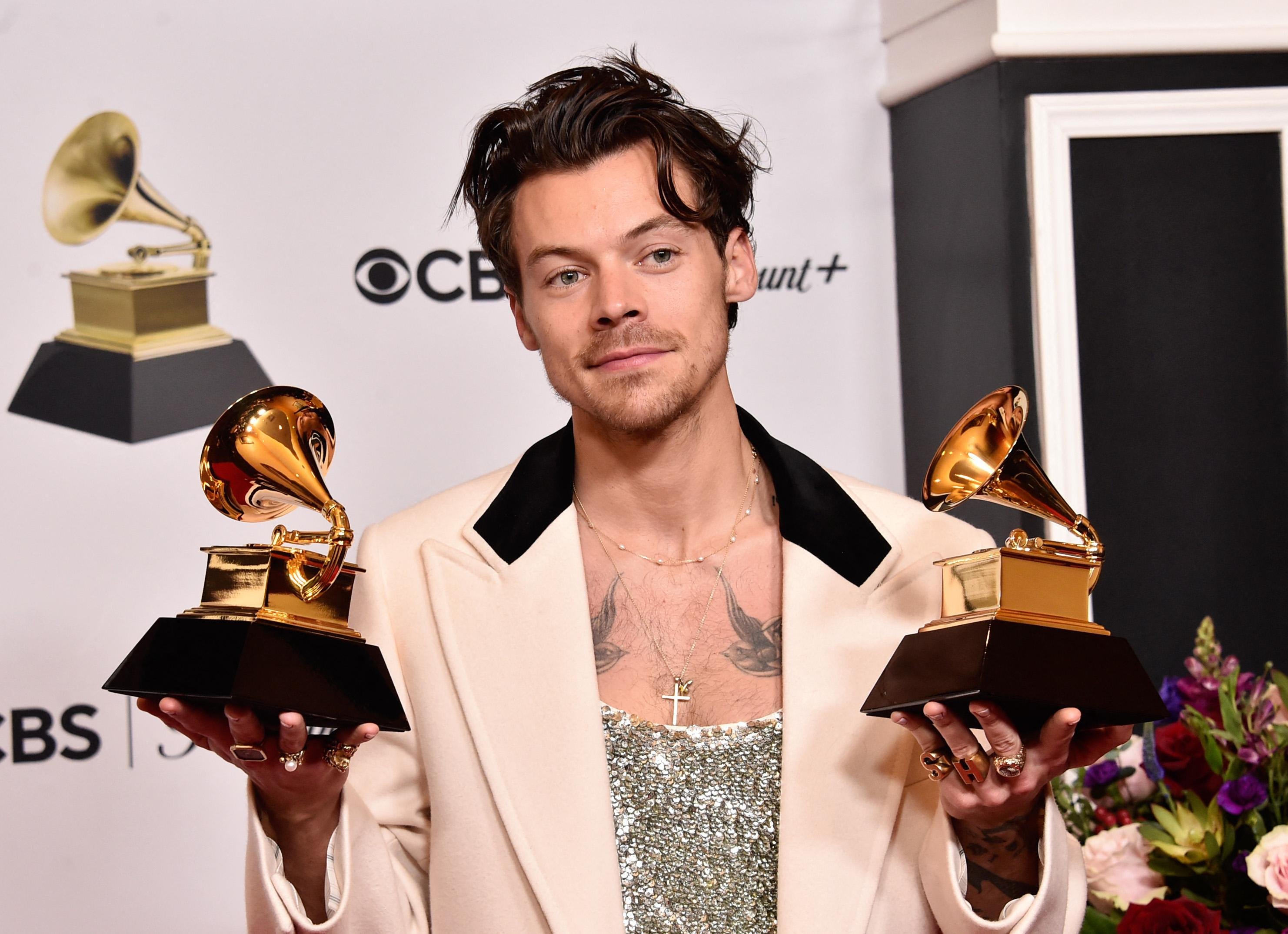 Harry Styles, que fez v&aacute;rios shows no Brasil recentemente, &eacute; o vencedor do &Aacute;lbum do Ano no Grammy 202