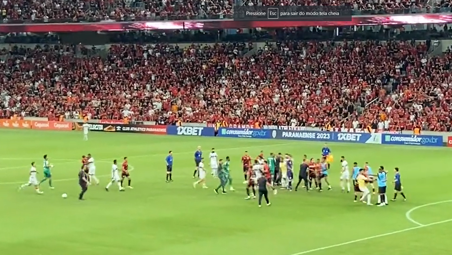 Briga generalizada na partida entre Athletico-PR e Coritiba