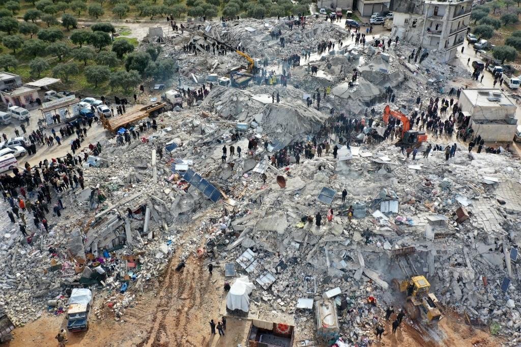 Terremoto j&aacute; deixou mais de 2.600 pessoas mortas