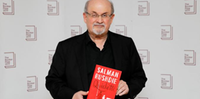 Salman Rushdie ficou internacionalmente conhecido ao escrever o romance 