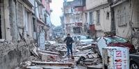 Homem caminha em meio aos destroços causados pelo terremoto