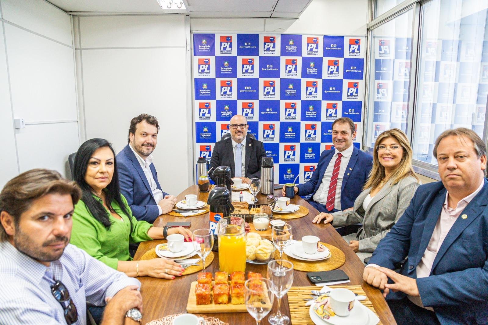 Chefe da Casa Civil, Artur Lemos, em encontro com a bancada do PL na Assembleia