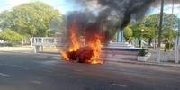 Veículo em chamas no centro de Uruguaiana