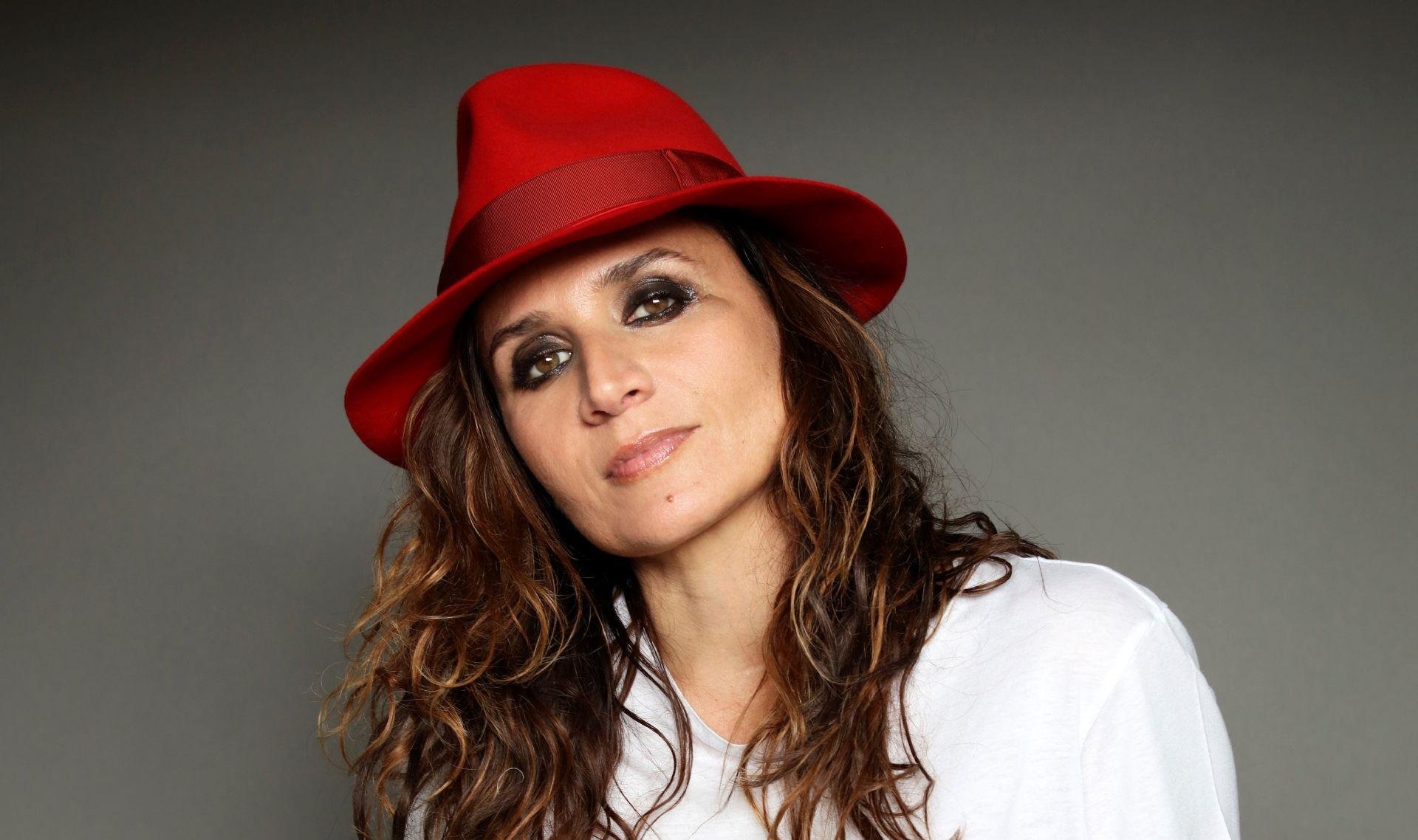 As produ&ccedil;&otilde;es da cantora, compositora e pianista t&ecirc;m influ&ecirc;ncias do jazz ao blues