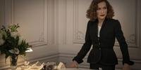 Atriz Isabelle Huppert  em cena do filme 'Sra. Harris vai a Paris'