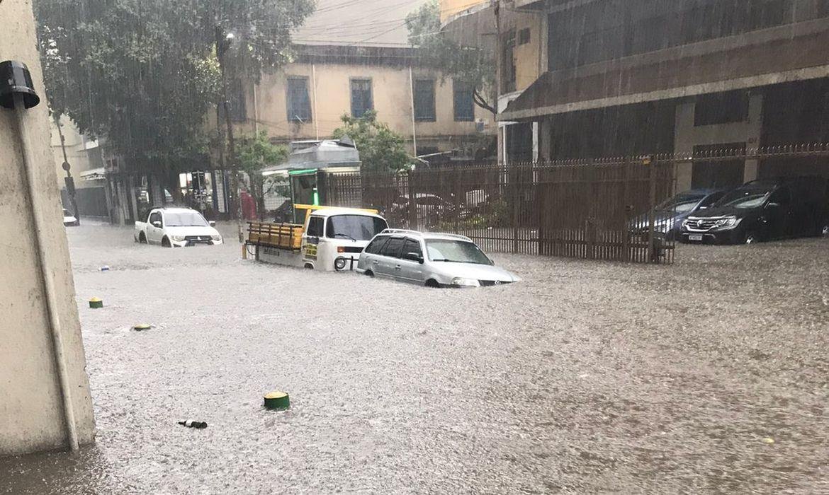 Alagamentos atingiram diversos pontos