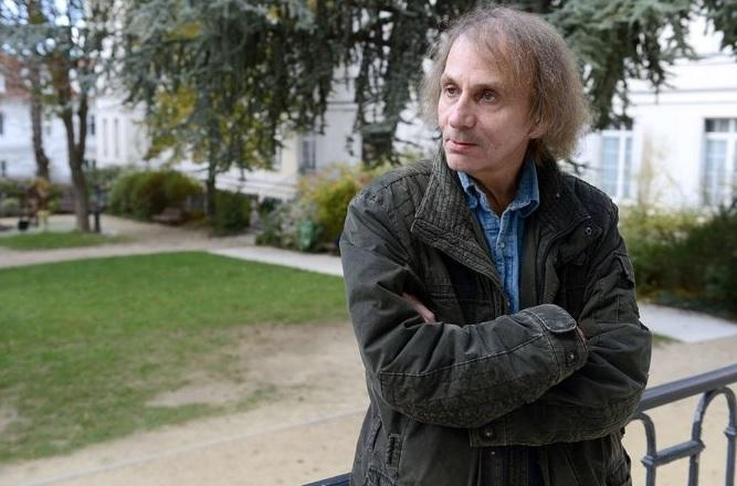 Houellebecq disse que o trailer &eacute; um ataque &agrave; sua honra e &agrave; sua vida pessoal e, "o pior de tudo", &agrave; sua esposa