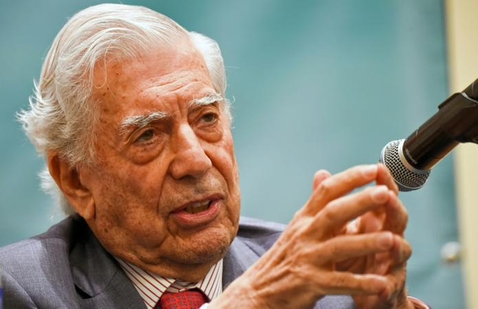 O escritor hispano-peruano Mario Vargas Llosa, Pr&ecirc;mio Nobel de Literatura em 2010, recebe nesta quarta-feira a homenagem francesa