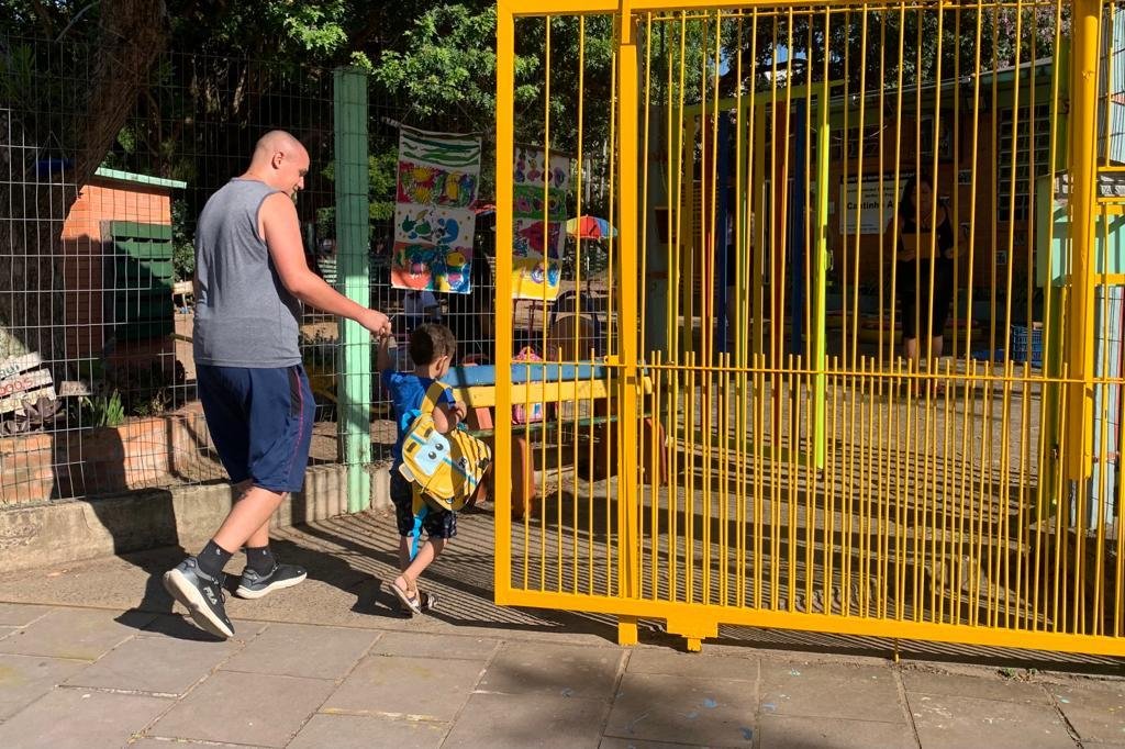 Escola Cantinho Amigo, no bairro Cidade Baixa, com 70 alunos, &eacute; uma das que retornaram hoje