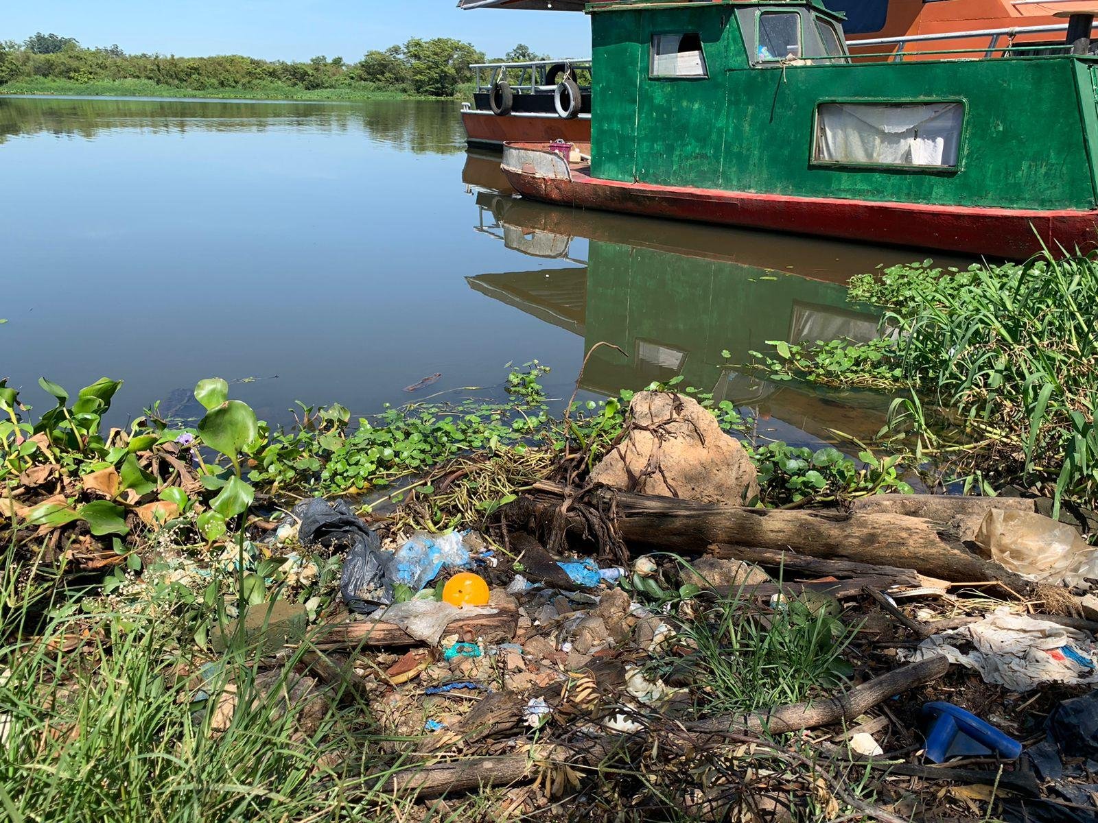 Praia de Paquet&aacute;, em Canoas, tamb&eacute;m sente os efeitos da estiagem e do lixo acumulado na margem do Sinos
