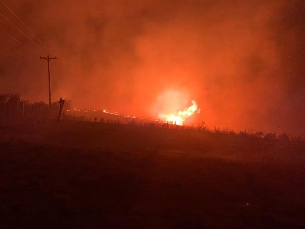 Moradores e produtores da regi&atilde;o participam do combate &agrave;s chamas