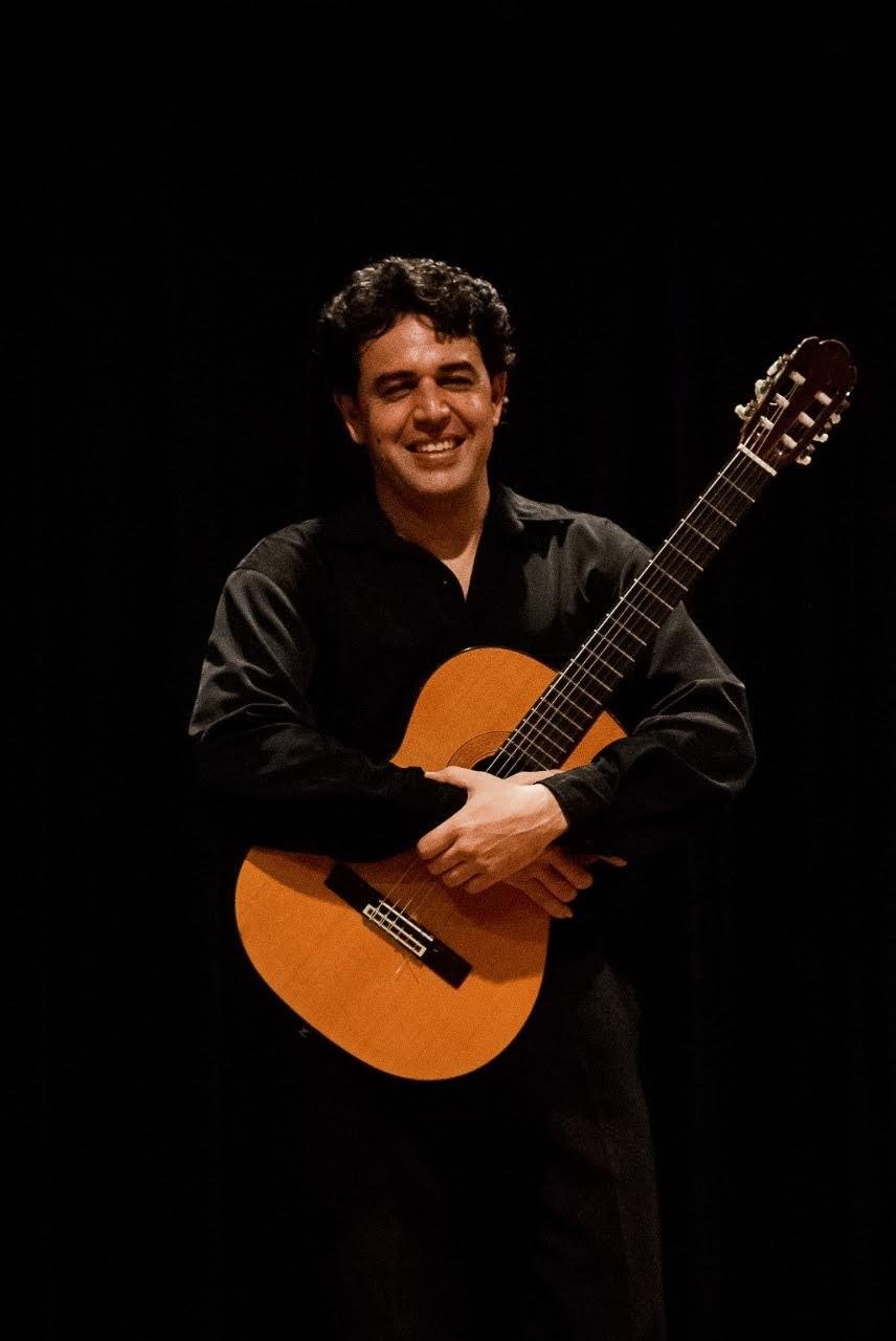 O m&uacute;sico Rossano Duary se apresenta em Torres