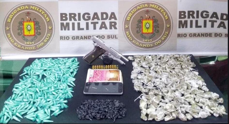 Coca&iacute;na, maconha e crack foram apreendidos, al&eacute;m de pistola