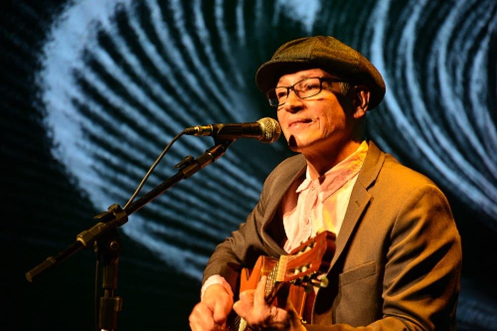 Com carreira s&oacute;lida, Z&eacute; Carad&iacute;pia se apresenta estilo voz e viol&atilde;o