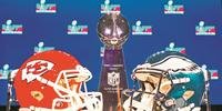 O Troféu Vince Lombardi, que está em disputa neste domingo, e os capacetes do Kansas City Chiefs e do Philadelphia Eagles