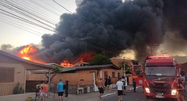 Bombeiros atendem ocorr&ecirc;ncia no bairro S&atilde;o Jos&eacute; neste s&aacute;bado