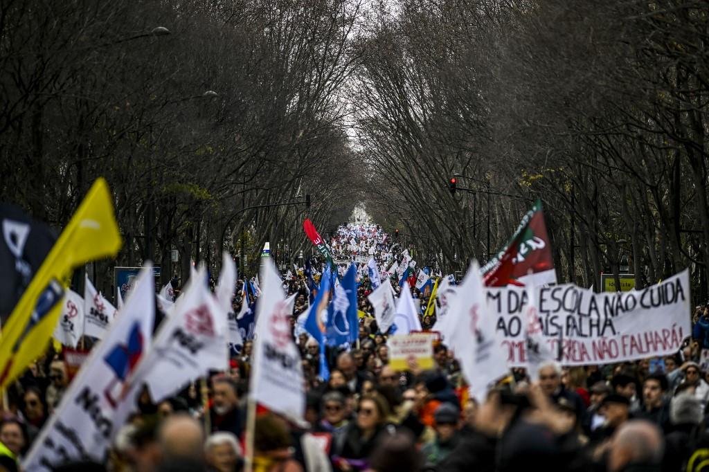 Os manifestantes tamb&eacute;m exigem que sejam levadas em considera&ccedil;&atilde;o as horas reais de trabalho
