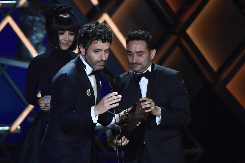 O diretor Rodrigo Sorogoyen recebe pr&ecirc;mio de melhor diretor por "As Bestas" das m&atilde;os de do cineasta  Juan Antonio Bayona