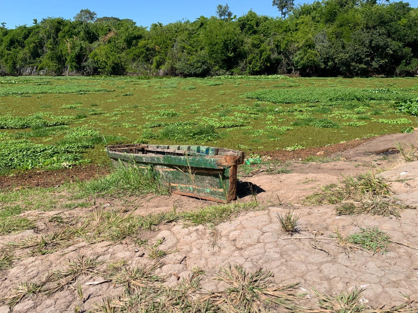 Velha canoa jaz na margem do leito seco do rio Gravata&iacute;, no bairro Ca&ccedil;a e Pesca