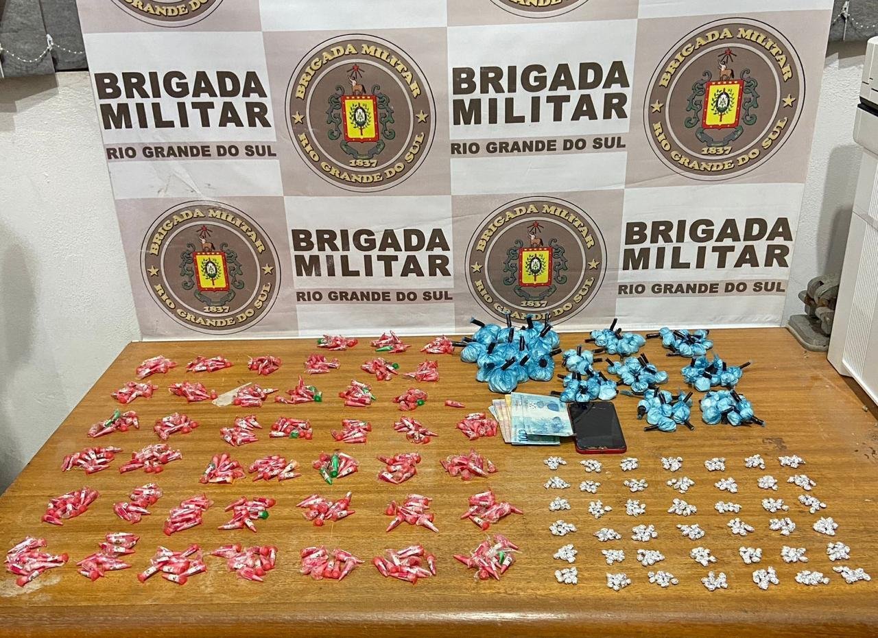 Mais de 900 por&ccedil;&otilde;es de entorpecentes foram descobertas pelos agentes