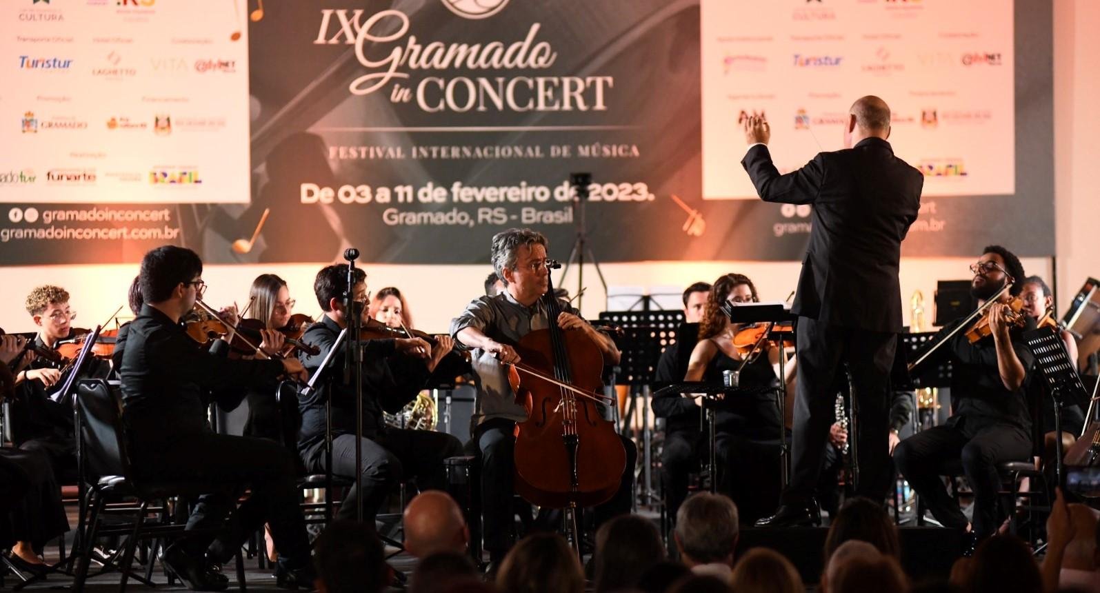 O concerto de encerramento do IX Gramado in Concert com a Orquestra Sinf&ocirc;nica A do Festival, sob reg&ecirc;ncia do maestro Cl&aacute;udio Cruz