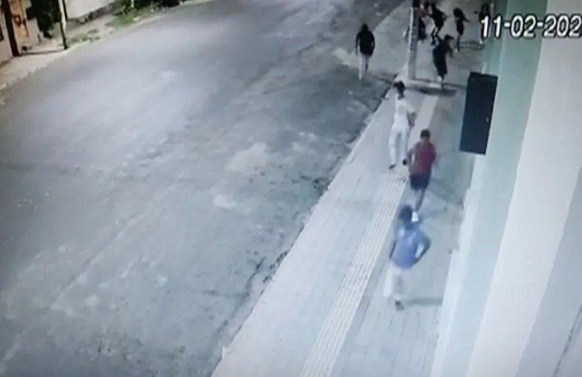 Al&eacute;m dos golpes de faca, v&iacute;tima levou socos e chutes de um grupo de pessoas