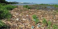 Entulhos acumulados geram trabalho redobrado para o DMLU e degradam paisagem já seca