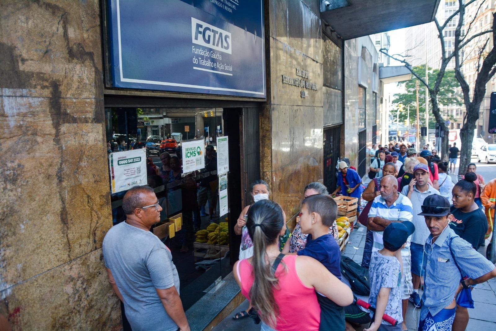 Fila seguia da Borges de Medeiros at&eacute; a esquina com Gen. Andrade Neves, no Centro Hist&oacute;rico